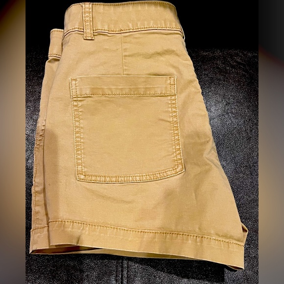 Gap Khaki Shorts Tall - Picture 2 of 5